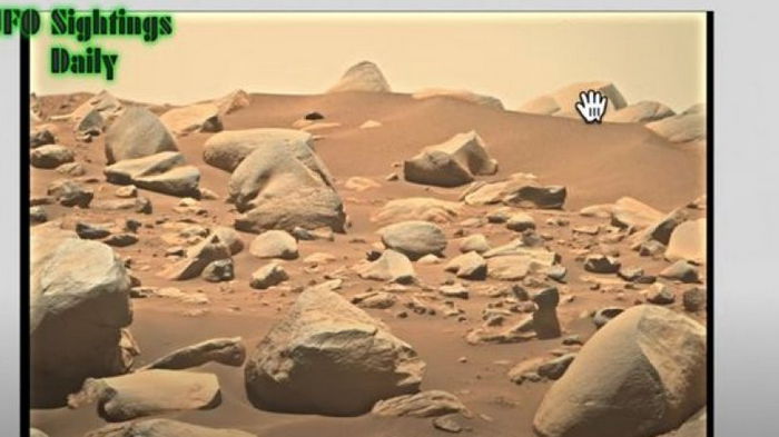 Двухметровая дверь на Марсе. Загадочный «проход» на Красной планете якобы ведет внутрь холма