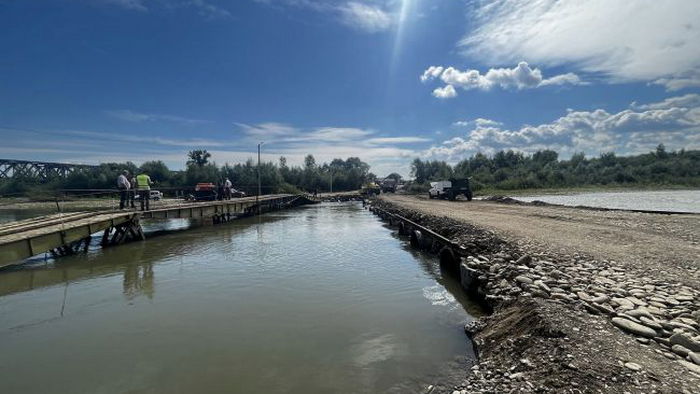 На Закарпатье восстановили движение машин по трассе Н-09 через реку Тересва