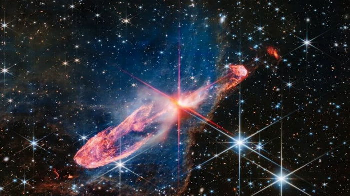 Новое изображение телескопа Уэбб: две звезды выпускают струи и образуют уникальный объект