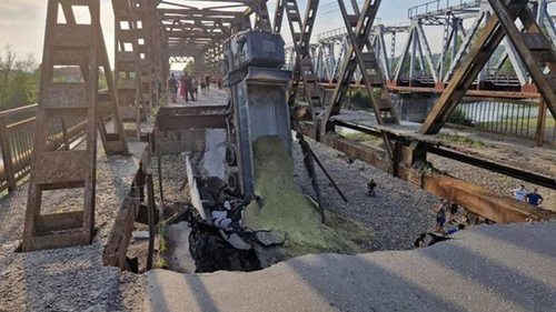 В Закарпатье обрушился мост: есть пострадавшие (фото)