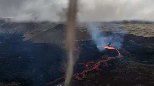 Ученые показали, как из нового исландского вулкана вырывается «пыльный дьявол»