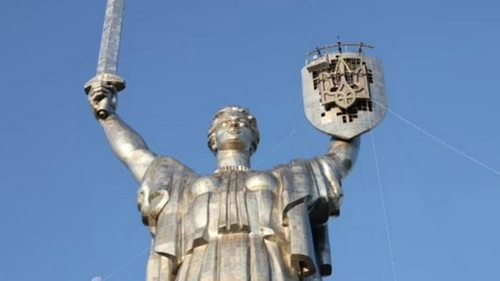 На Родину-мать в Киеве установили тризуб (фото)