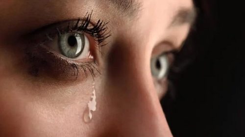 Запах женских слез удивительным образом влияет на мозг и гормоны мужчин