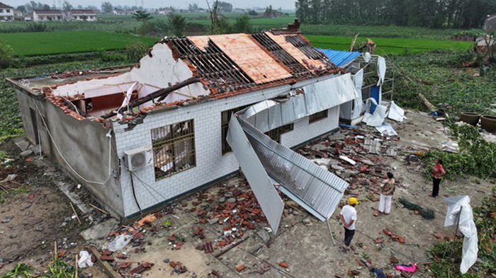 На востоке Китая прошел разрушительный торнадо (фото)