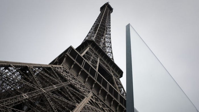 В Париже срочно эвакуировали людей из Эйфелевой башни