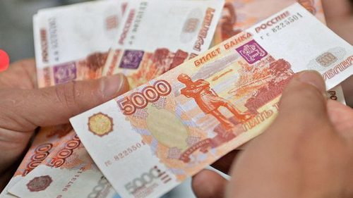 Российский рубль продолжает падение, приблизившись к отметке 100 за доллар