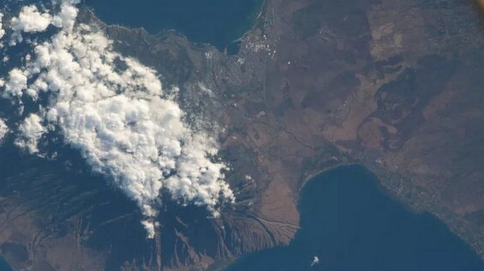Масштабные лесные пожары на Гавайях видны с Международной космической станции