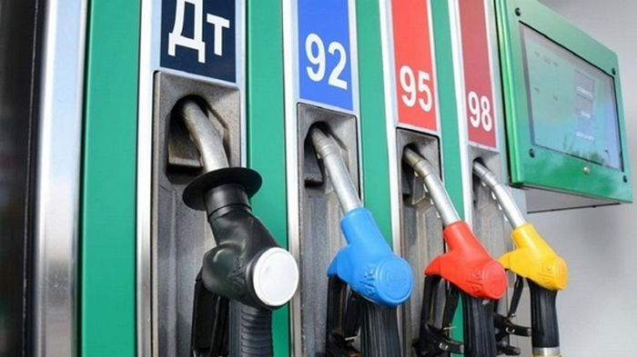 Оптовые цены на бензин АИ-95 в РФ достигли исторического максимума