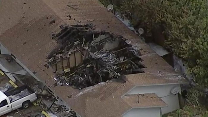 В США спасательный вертолет упал на дом