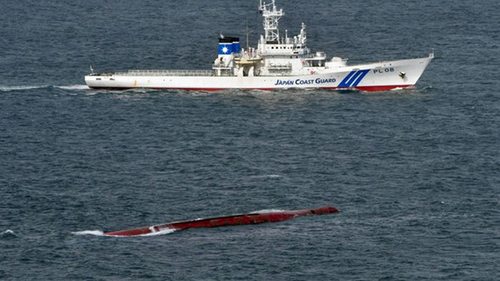В Японии столкнулись грузовые суда, есть пропавшие (видео)