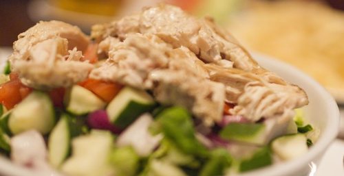 Салат с копченой грудкой и свежими огурцами: рецепт для праздничного застолья