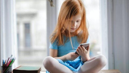 Четыре часа экранного времени могут задержать развитие у детей: ученые назвали безопасное время