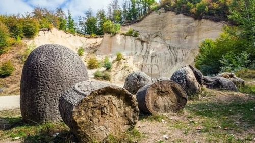 Возрастом 7 миллионов лет назад. Загадочные «живые камни» в Румынии «рождают» малышей (фото)