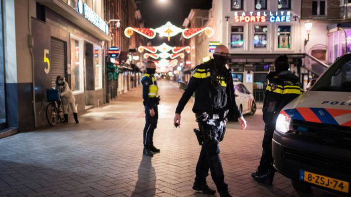 В Нидерландах полиция водометами разогнала многотысячный митинг: задержали 2400 человек