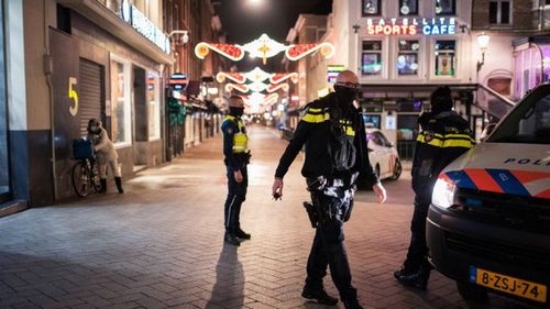 В Нидерландах полиция водометами разогнала многотысячный митинг: задер...