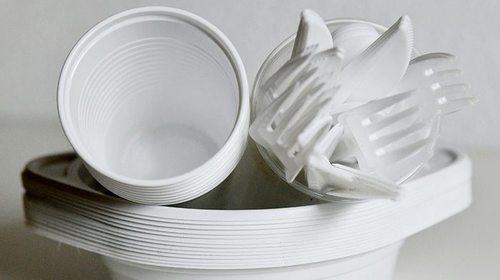 Одноразовые пластиковые тарелки: преимущества и сферы использования