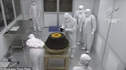 На контейнере с образцами астероида Бенну обнаружили таинственную черную пыль (видео)