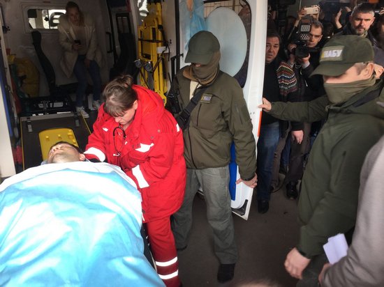 Насиров начал вставать с носилок сразу после сообщения о том, что он свободен