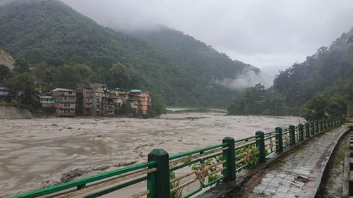 Разрушительное наводнение в индийских Гималаях унесло жизни более 70 человек