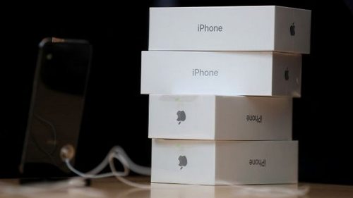 Apple будет обновлять упакованные iPhone прямо в коробках