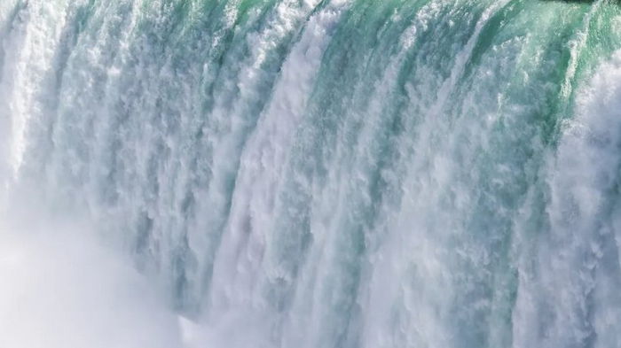 Самый большой водопад на Земле сложно рассмотреть, несмотря на гигантские размеры (видео)
