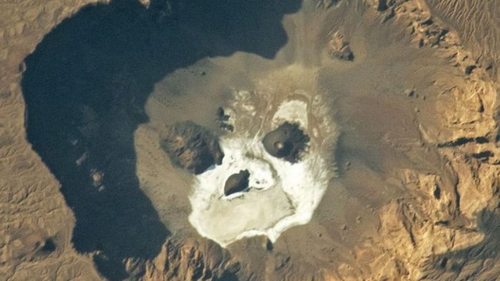 Заглянуть смерти в глаза. Астронавт запечатлел светящийся «череп», скрытый ото всех в Сахаре
