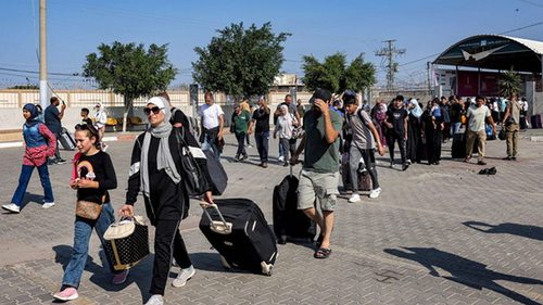 Люди начали выезжать из Сектора Газа