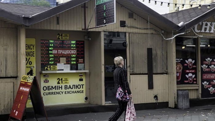 Доллар и евро продолжают дешеветь в обменниках