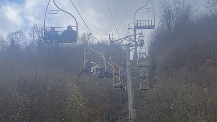 В Закарпатье спасатели сняли со сломанного подъемника 22 туристов