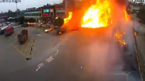 В Китае взорвались грузовики с газом, есть погибшие (видео)