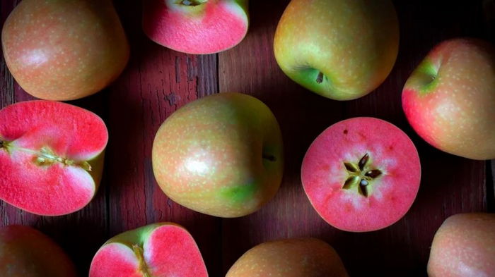 Все дело в цвете. Ученые раскрыли тайну красных яблок и их пользы для организма