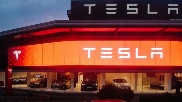На заводе Tesla жалуются на взрывы, роботов и падения. Пострадал каждый 21-й работник