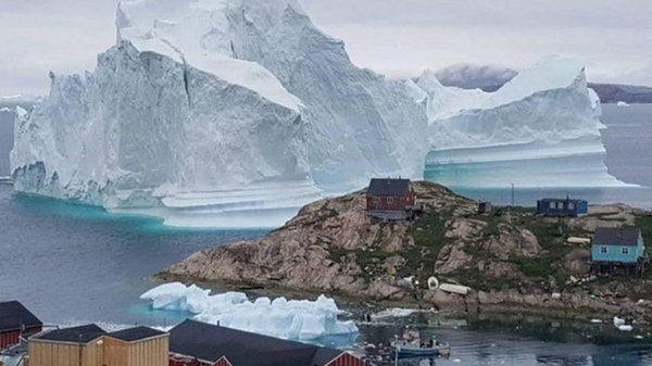 В Гренландии поселку грозит гигантский айсберг