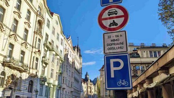 В центре Праги запретили движение транспортным средствам ночью