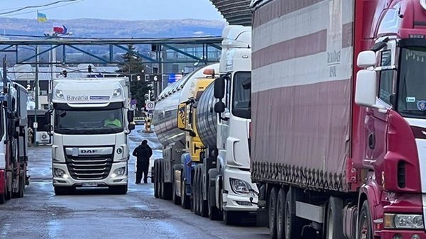 В очередях на границе Польши с Украиной стоят 2100 грузовиков - ГПСУ