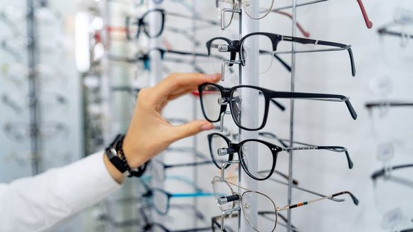 Як правильно вибирати оправу для окулярів