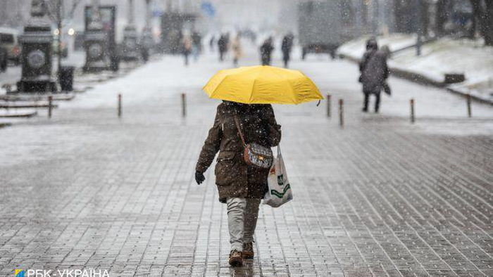 Мокрый снег и дожди по всей Украине, местами порывы ветра: погода на завтра