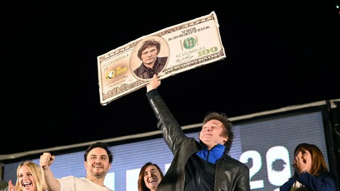 Новый президент Аргентины Милей разыграл среди людей свою последнюю депутатскую зарплату