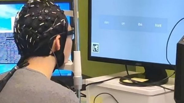 Шлем для чтения мыслей: ИИ научился расшифровывать мозговые волны в печатный текст (видео)