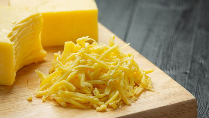 В Украину завезли ядовитый сыр: может вызвать заражение крови и менингит (фото)