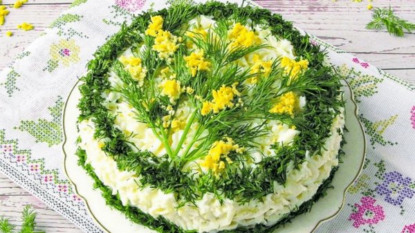 Праздничные рецепты: салат «Мимоза» с копченой скумбрией