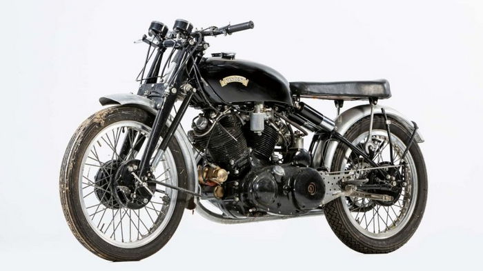 Уникальный британский мотоцикл 40-х за $190 000 обнаружили в старом гараже (видео)