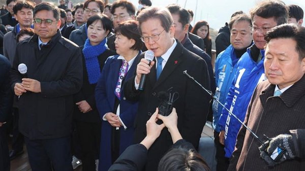 На лидера оппозиции Южной Кореи напали и ударили в шею