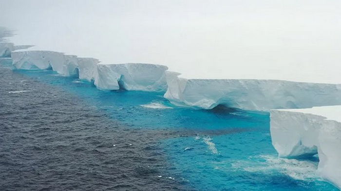 На крупнейшем айсберге в мире обнаружены пещеры