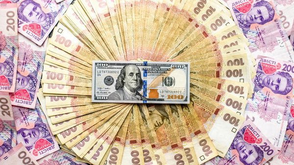Доллар ускорил падение: обменники обновили курсы валют