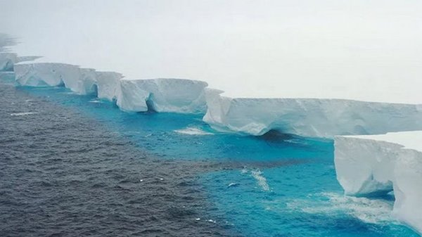 На крупнейшем айсберге в мире обнаружены пещеры