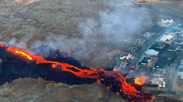 Извержение вулкана в Исландии: лава достигла города