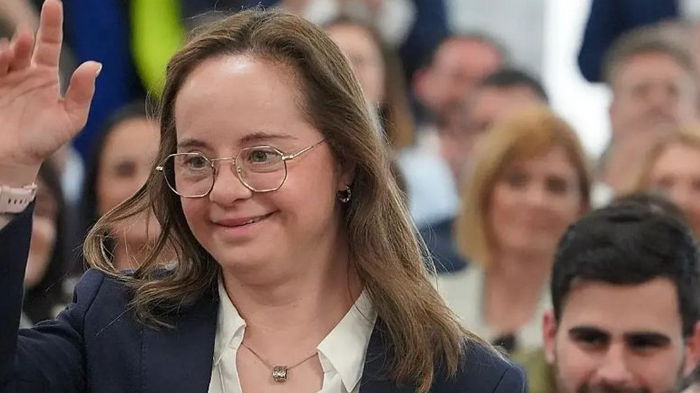 В Испании в парламент впервые избрали депутата с синдромом Дауна