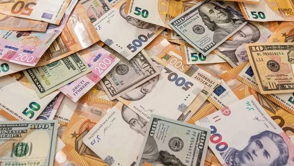 НБУ опустил официальный курс доллара до минимума за месяц