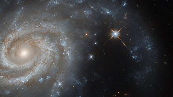 Hubble сфотографировал спиральную галактику в созвездии Зайца